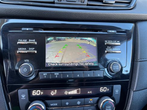 Used 2017 Nissan Rogue SV FWD image 29