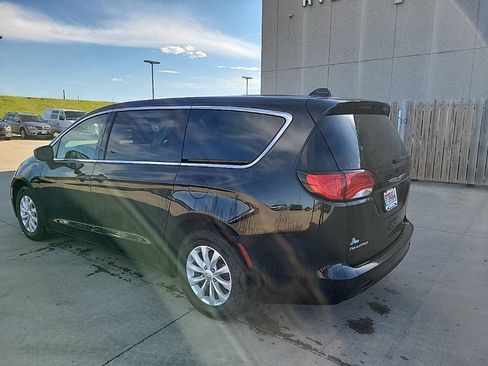 Used 2017 Chrysler Pacifica Touring w/ Tire & Wheel Group FWD image 4