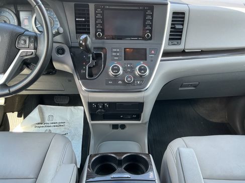 Certified 2018 Toyota Sienna XLE Premium AWD/4WD image 11