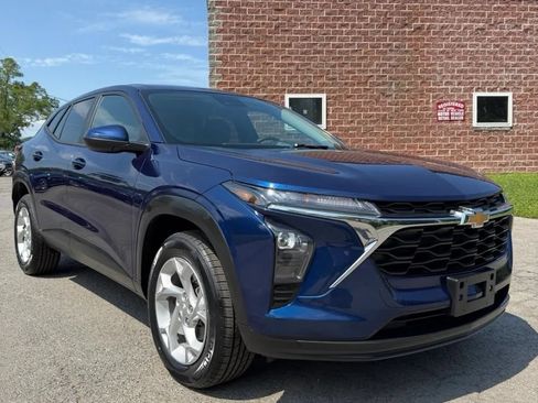 Used 2024 Chevrolet Trax LS w/ LS Convenience Package FWD image 2