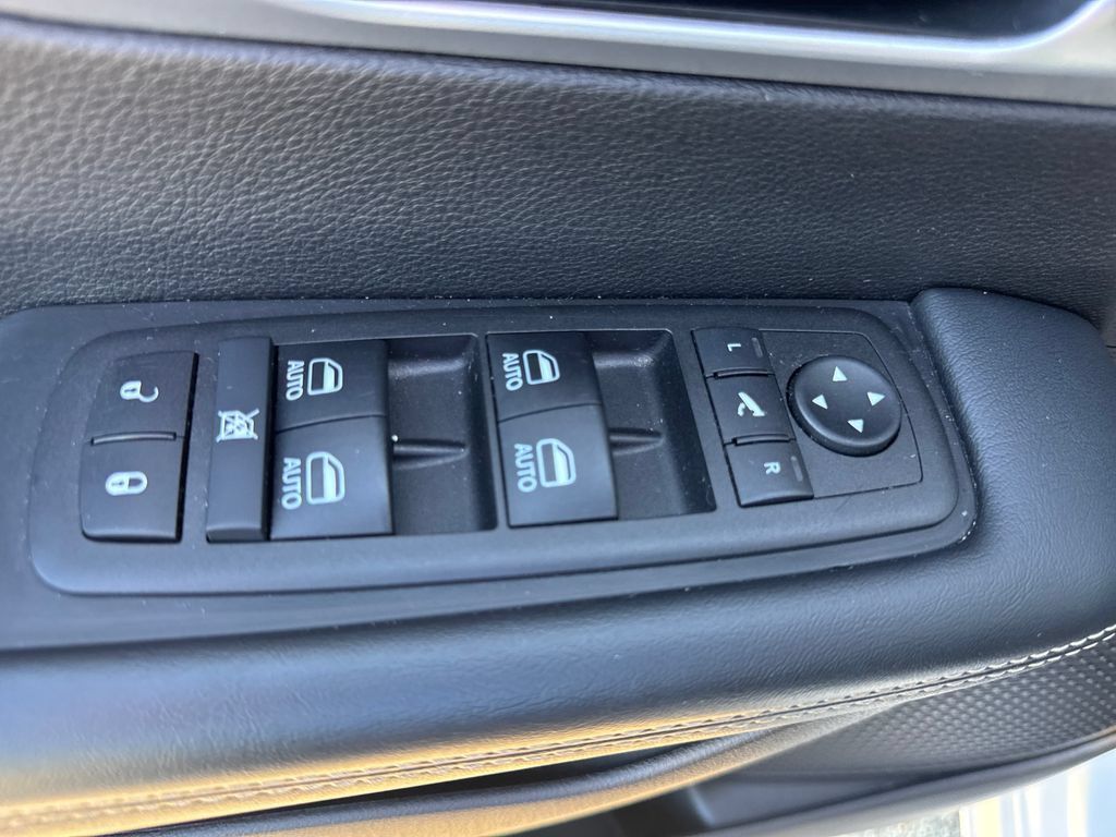 Used 2025 Chrysler Pacifica Limited FWD image 18