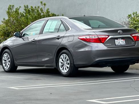 Used 2015 Toyota Camry LE image 7