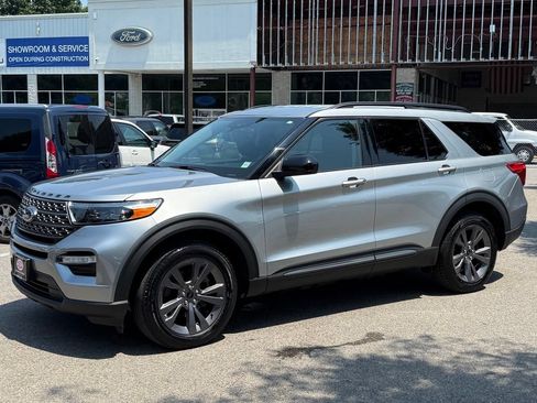 Used 2023 Ford Explorer XLT w/ Equipment Group 202A AWD/4WD image 4