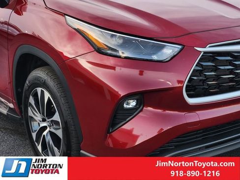 Used 2025 Toyota Highlander XLE FWD image 10