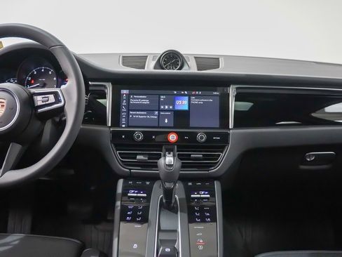 Certified 2025 Porsche Macan image 21