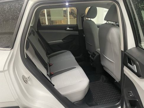 Certified 2022 Volkswagen Taos SE w/ Panoramic Sunroof Package image 10