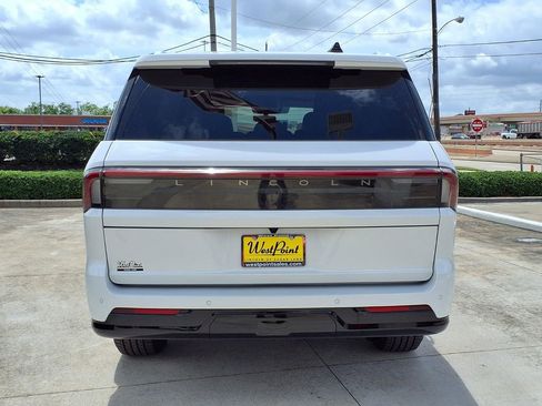 New 2026 Lincoln Navigator L Premier AWD/4WD image 6