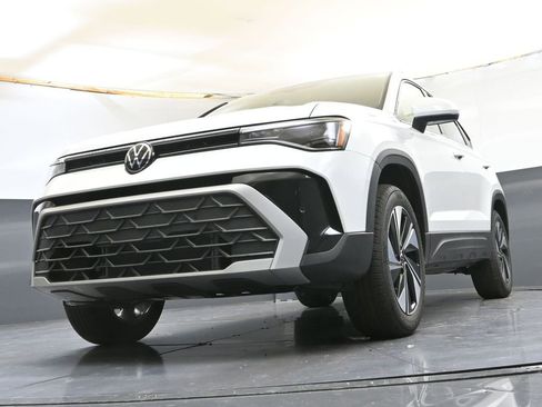 Used 2025 Volkswagen Taos SE image 27