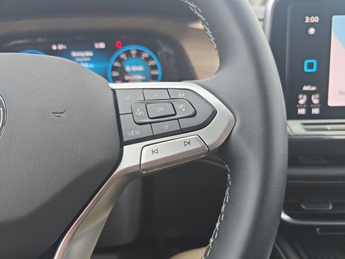 Used 2025 Volkswagen Atlas SE image 23