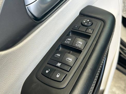 Used 2024 Chrysler Pacifica Touring-L FWD image 36