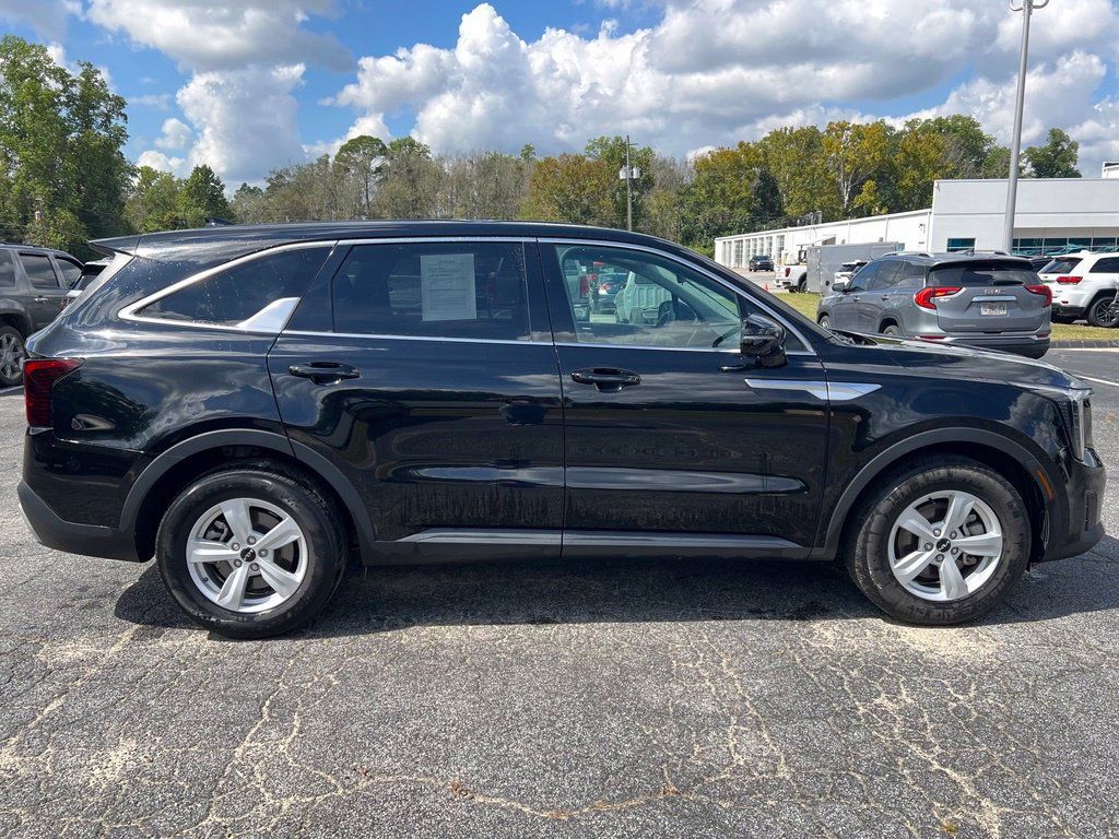 Used 2025 Kia Sorento LX FWD image 2
