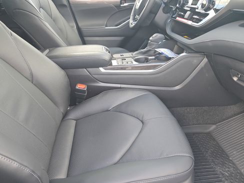 New 2026 Toyota Highlander Limited image 15