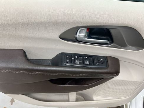 Used 2018 Chrysler Pacifica Touring-L FWD image 20