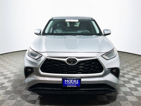 Certified 2022 Toyota Highlander LE image 3