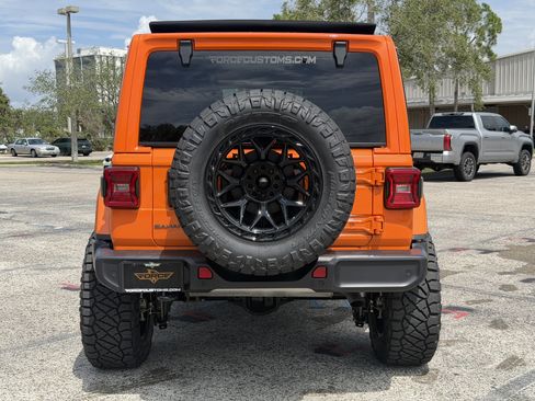Used 2025 Jeep Wrangler Unlimited Sahara AWD/4WD image 5
