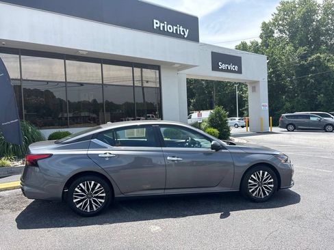 Used 2025 Nissan Altima 2.5 SV FWD image 2