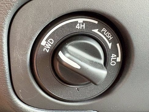 Used 2025 Nissan Frontier SV AWD/4WD image 19