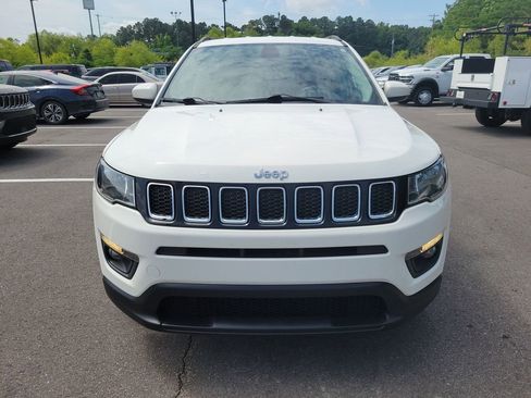 Used 2017 Jeep Compass Latitude w/ Cold Weather Group FWD image 8