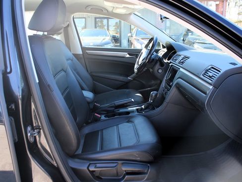 Used 2017 Volkswagen Passat 1.8T R-Line image 17