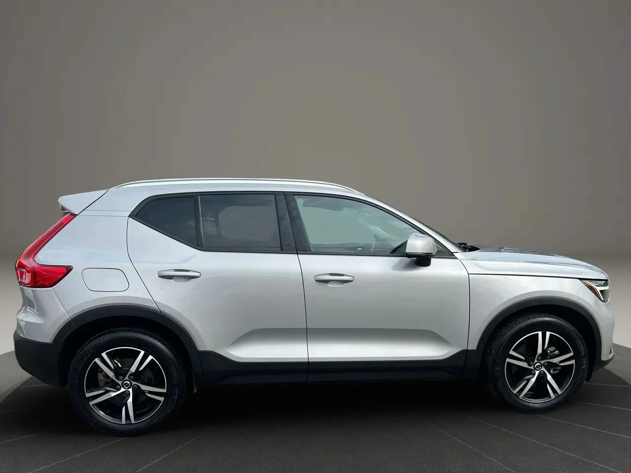 Used 2023 Volvo XC40 B4 Core FWD image 4