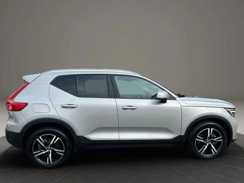 Used 2023 Volvo XC40 B4 Core FWD image 4