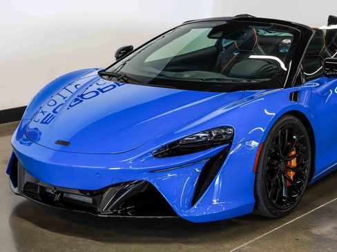 Used 2025 McLaren Artura Spider RWD image 25