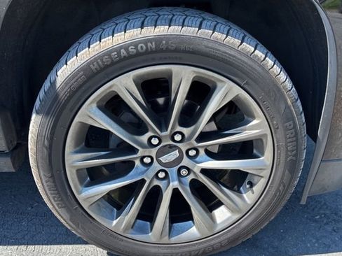 Used 2019 Cadillac Escalade Premium Luxury w/ Escalade Sport Edition AWD/4WD image 18