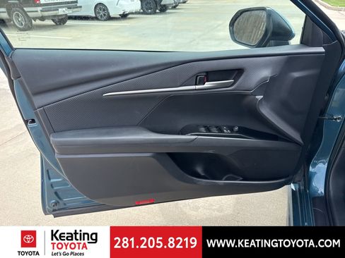 Used 2025 Toyota Camry SE image 11