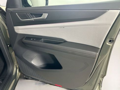 Used 2025 Volkswagen Atlas Peak Edition SE AWD/4WD image 45