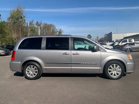 Used 2014 Chrysler Town & Country Touring image 3