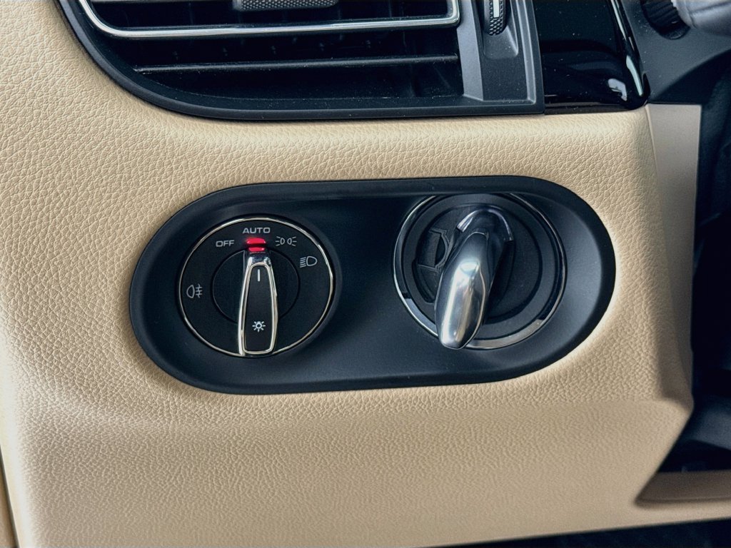 Certified 2025 Porsche Macan AWD/4WD image 14
