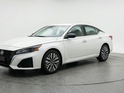 Used 2025 Nissan Altima 2.5 SV image 3