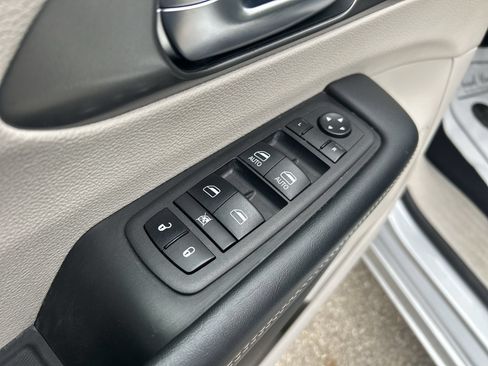 Used 2023 Chrysler Pacifica Touring-L FWD image 24