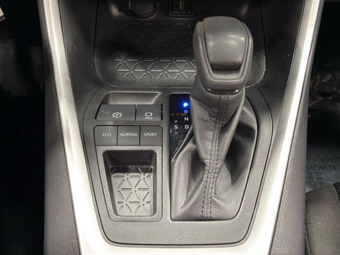 Used 2022 Toyota RAV4 LE image 24
