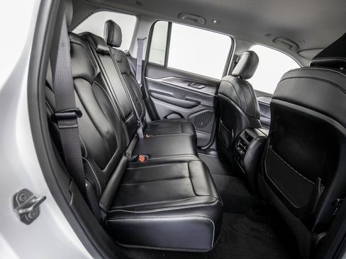 Used 2023 Jeep Grand Cherokee Limited w/ Black Appearance Package image 12