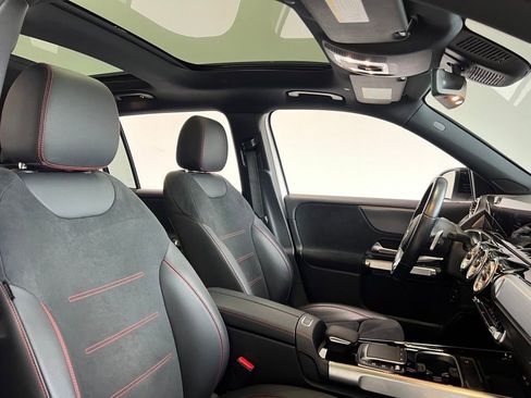 Used 2022 Mercedes-Benz EQB 300 4MATIC image 24