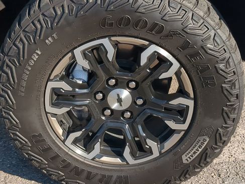 Used 2024 Chevrolet Silverado 1500 ZR2 w/ Technology Package image 11