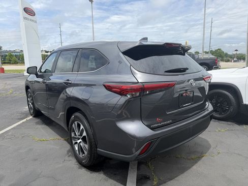Used 2023 Toyota Highlander XLE FWD image 5