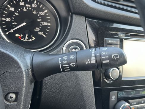 Used 2020 Nissan Rogue SV FWD image 22