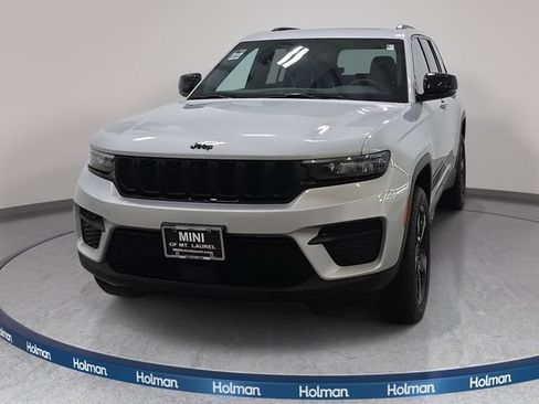 Used 2024 Jeep Grand Cherokee Altitude AWD/4WD image 3