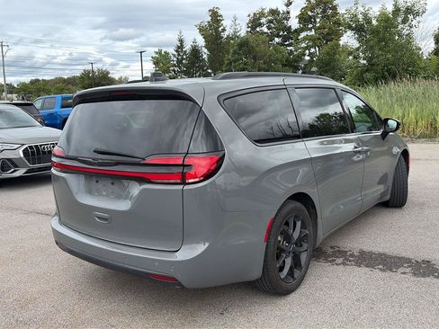 Used 2025 Chrysler Pacifica Limited FWD image 2
