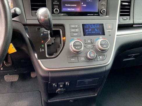 Used 2020 Toyota Sienna SE FWD image 31