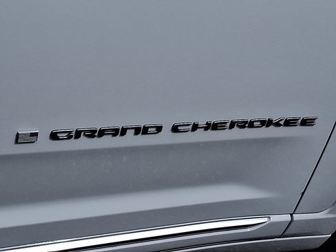 New 2025 Jeep Grand Cherokee L Summit w/ Luxury Tech Group V image 18