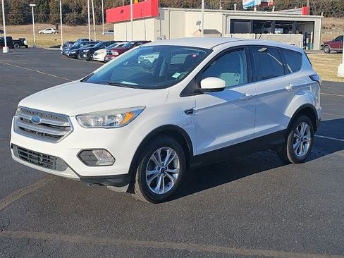 Used 2017 Ford Escape SE image 3