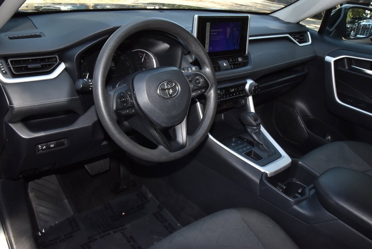 Used 2025 Toyota RAV4 XLE AWD/4WD image 32