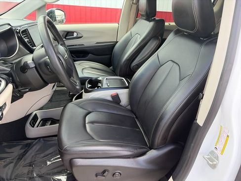 Used 2024 Chrysler Pacifica Touring-L FWD image 38