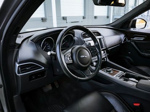 Used 2017 Jaguar F-PACE Prestige image 17