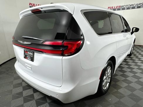 Used 2024 Chrysler Pacifica Touring-L FWD image 7