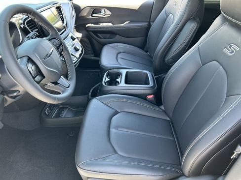 New 2026 Chrysler Pacifica Select w/ S Appearance Package FWD image 17