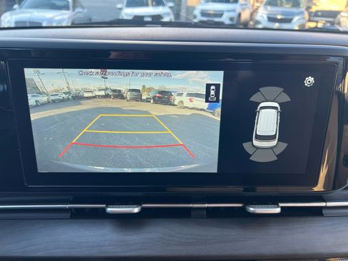 Used 2022 Kia Carnival EX image 24